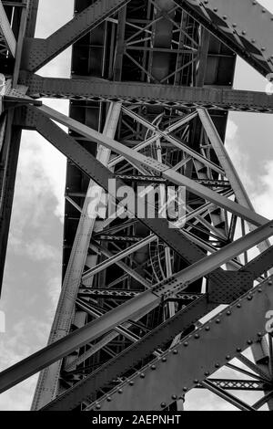Basso angolo vista del ponte, Dom Luis I Bridge, Porto, Portogallo Foto Stock