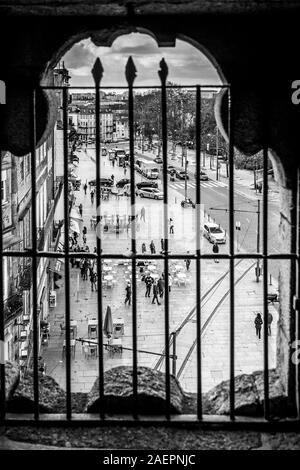 Scena di strada visto dalla finestra della Torre Clerigos, Chiesa Clerigos, Vitoria, Porto, Portogallo settentrionale, Portogallo Foto Stock