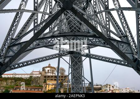 Dom Luis I ponte, sul fiume Douro, Porto, Portogallo settentrionale, Portogallo Foto Stock