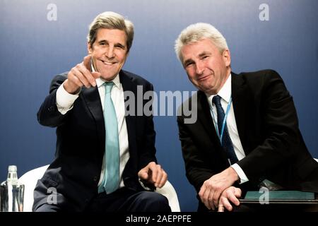 Madrid, Spagna. Decimo Dec, 2019. MADRID, Spagna - 10 dicembre 2019: John Kerry (sinistra), dotazione Carnegie per la pace internazionale, Stati Uniti d'America e Andreas Pinkwart (a destra), il ministro degli Affari economici, innovazione, la digitalizzazione e l'energia dello stato della Renania settentrionale-Vestfalia, Germania durante la conferenza.CONFERENZA DELLE NAZIONI UNITE SUI CAMBIAMENTI CLIMATICI COP 25 a Madrid, Spagna. Credito: SOPA Immagini limitata/Alamy Live News Foto Stock