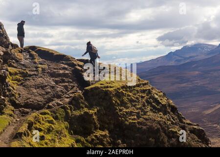 Gli escursionisti a piedi fino alla Quiraing, Isola di Skye in Scozia, nel Regno Unito nel mese di marzo Foto Stock