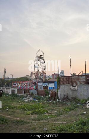 Ruota panoramica Ferris e rifiuti si accumulano sulla spiaggia Elliots a Chennai Foto Stock
