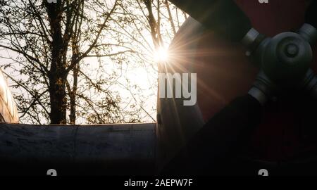 Elica di un aereo vintage ai raggi del tramonto vicino fino Foto Stock