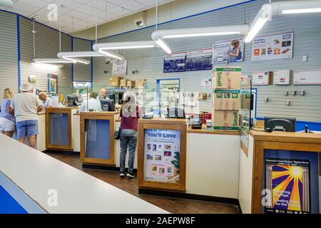 Orlando Florida,Lake Buena Vista,United States Postal Service USPS posta Ufficio postale,interno banco lavoratore dipendente donna, Foto Stock