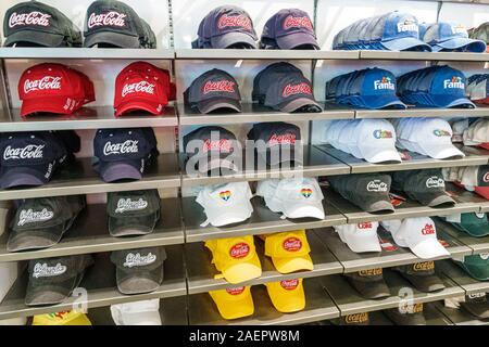 Orlando Florida Lake Buena Vista Downtown Disney Springs, centro commerciale all'aperto, Coca-Cola Store, prodotti di marca, vendita esposizione, souvenir, baseball ca Foto Stock