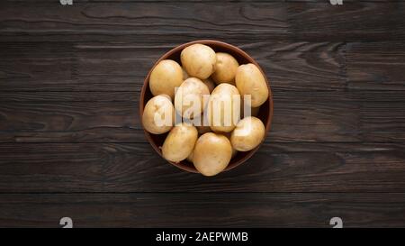 Marrone scuro, prezzemolo, baby patate, materie con la buccia e che i tuberi di patata, wattled piastra, con la buccia materie Foto Stock