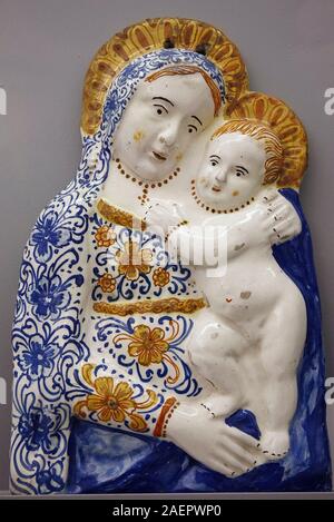 Italia Emilia Romagna Faenza: Museo Internazionale delle Ceramiche: Madonna con Bambino 1769 Faenza Foto Stock