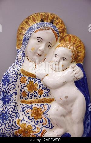 Italia Emilia Romagna Faenza: Museo Internazionale delle Ceramiche: Madonna con Bambino 1769 Faenza Foto Stock