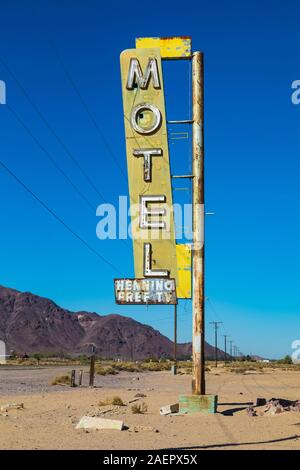 Classico vecchio segno per Henning Motel a Newberry molle lungo il percorso 66 in California, Stati Uniti d'America [alcuna proprietà di rilascio; disponibile per editoriale solo licenza] Foto Stock