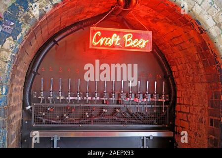 Red neon Craft Beer Sign, craft beer pub, The Indian Brewery Company, Snowhill, Arch 16 Livery Street, Birmingham, West Midlands, Inghilterra, Regno Unito, B3 1EU Foto Stock