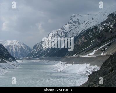 In alta quota l'inverno è molto fredda e l'acqua del lago è appena il ghiaccio Foto Stock