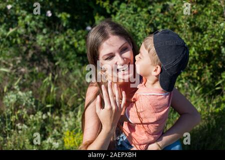 Bella la mamma con suo figlio in un picnic a riposo nella natura Foto Stock