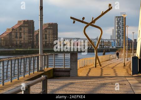 Clyde Walkway sotto il ponte di Kingston in inverno sole Foto Stock