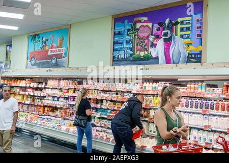 Miami Beach Florida, Trader Joe's, negozio di alimentari supermercato alimentare, shopping shopper shopping negozi di mercato mercati di mercato di acquisto di vendita, al dettaglio Foto Stock