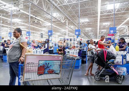 Miami Florida, Hialeah Walmart Big-Box, sconto grande scatola grande magazzino interno, shopping cassieri d'affari, check out checkout Black donna fema Foto Stock