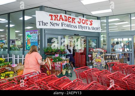 Miami Beach Florida, Trader Joe's, negozio di alimentari alimentari alimentari alimentari supermercato, shopping, ingresso anteriore, piante casa, carrelli, donna, spingendo, FL191110018 Foto Stock
