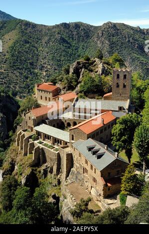 Vista aerea o High-Angle vista Abbaye Saint-Martin du Canigou Abbazia o Monastero Benedettino, f. c10th da Guifred II, Pyrénées-Orientales Francia Foto Stock