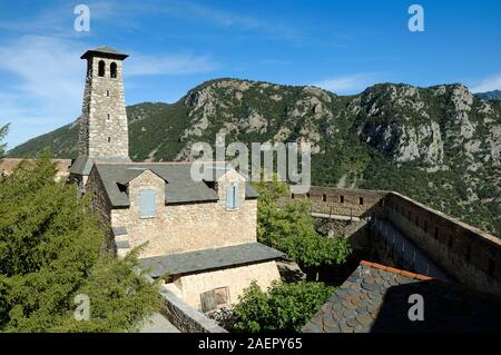 La cappella e il cortile interno del Fort Liberia (1669), una fortezza di Vauban a Villefranche-de-Conflent Pyrénées-Orientales Francia Foto Stock