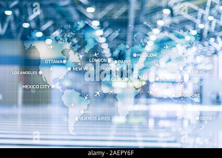 Carta da parati di aviazione con piani sopra la mappa con i principali nomi di città. Mappa digitale con piani intorno al concetto di mondo Foto Stock