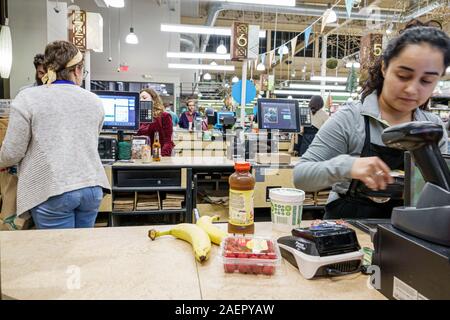 Orlando Florida,Whole Foods Market,supermercato negozio di alimentari,negozio di alimentari biologici,interno,interno,interno,cassiere,lavoro,checkout,ispanico Latin la Foto Stock