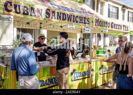 Orlando Winter Park Florida,Downtown,quartiere storico,mercato degli agricoltori,sabato settimanale all'aperto,venditore,cibo,panini cubani,uomo,acquisto,shopping,dispo Foto Stock