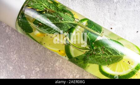 Acqua, kiwi arancione, foglie di menta, chia fresca di fragola, limone, fragola limone Foto Stock