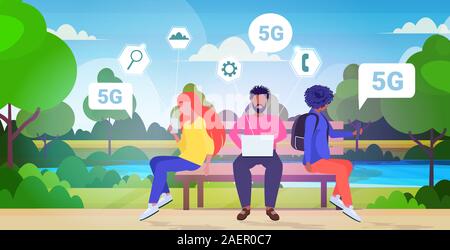 Le persone che usano i gadget digitale 5G wireless online connessione sistema di quinta innovativa generazione di internet uomini donne seduti sulla panchina del parco urbano sullo sfondo del paesaggio per tutta la lunghezza orizzontale illustrazione vettoriale Illustrazione Vettoriale