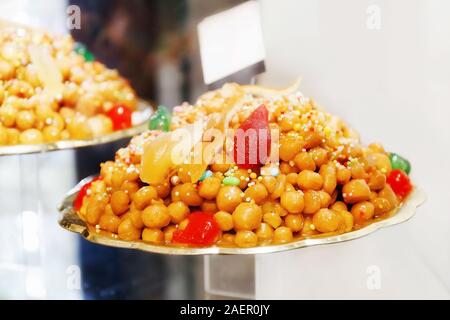 Struffoli, tipica pasticceria napoletana costituito da tante piccole palline di pasta (realizzato su carta con farina, uova, strutto e zucchero, liquore di anice), Ho fritto Foto Stock