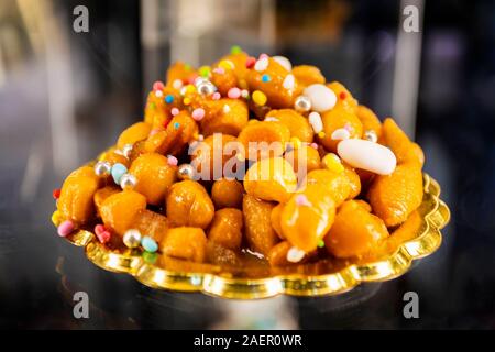 Struffoli, tipica pasticceria napoletana costituito da tante piccole palline di pasta (realizzato su carta con farina, uova, strutto e zucchero, liquore di anice), Ho fritto Foto Stock