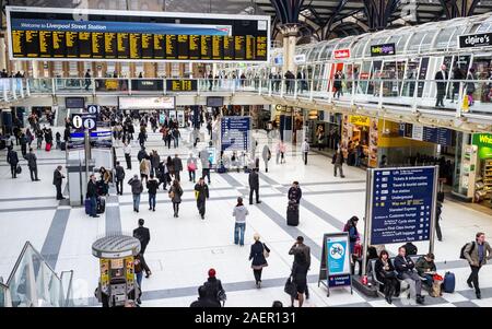 LONDON, Regno Unito - 9 November 2011: una vista in elevazione del concourse a Londra occupato a Liverpool Street station. Foto Stock