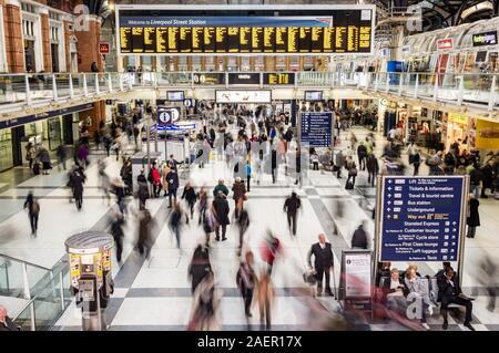 LONDON, Regno Unito - 17 novembre 2011: Liverpool Street Station. Una vista in elevazione del concourse alla stazione ferroviaria della città finanziaria distretto. Foto Stock