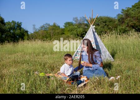 Bella la mamma con suo figlio in un picnic a riposo nella natura Foto Stock