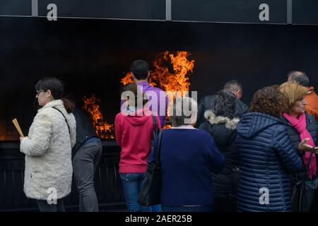 Persone che lanciano candele in incendio presso il Santuario di Fatima, Fatima, Ourém comune, Santarem distretto, Portogallo Foto Stock