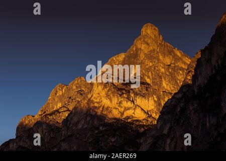 Bel tramonto sopra le cime dolomitiche che si affaccia sul lago di Braies Foto Stock