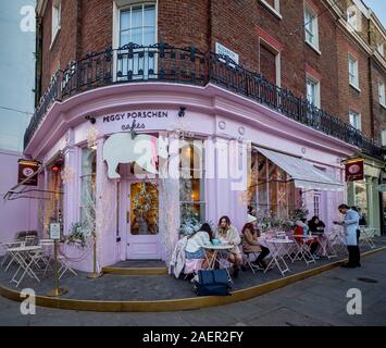 Peggy Porschen a Belgravia Londra a Natale, con i clienti seduti ai tavoli, fuori, Foto Stock