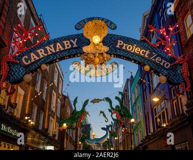 Carnaby Street le luci di Natale 2019 In collaborazione con ocean conservazione della carità di Project Zero consistente di teatrale scene di subacquea e mare Foto Stock