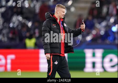 Red Bull Salisburgo di Erling Braut Haland ispeziona il passo prima della UEFA Champions League alla Red Bull Arena di Salisburgo. Foto Stock