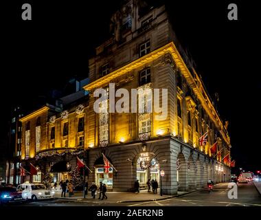 L' hotel Ritz esterno a Natale, Londra, Regno Unito. Foto Stock