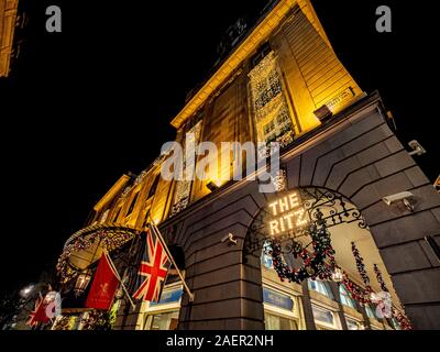 L' hotel Ritz esterno a Natale, Londra, Regno Unito. Foto Stock