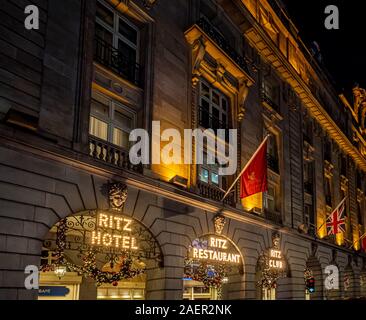 L' hotel Ritz esterno a Natale, Londra, Regno Unito. Foto Stock