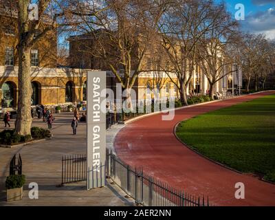 La Saatchi Gallery esterno e segno, Londra, Regno Unito. Foto Stock