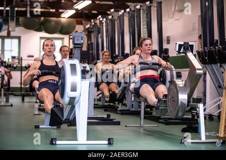 Donna barca blu Cambridge boat race team treno all'interno della palestra a Cambridge University Boat Club, Goldie Boathouse, Cambridge, Inghilterra Foto Stock