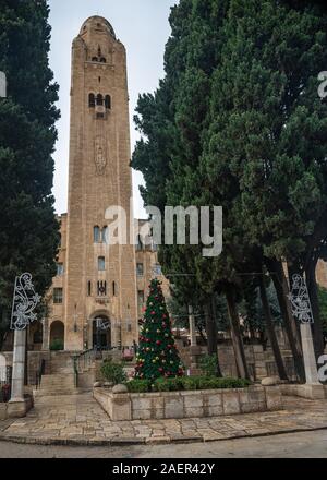 Gerusalemme, Israele / 10 DIC 2019: un albero di Natale in Gerusalemme il YMCA. Foto Stock