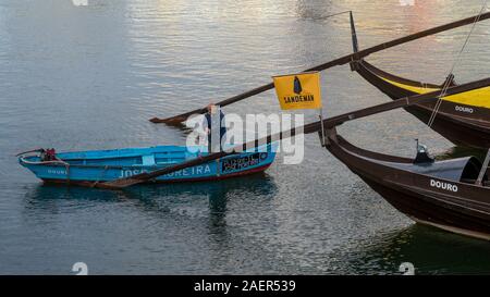 Un uomo su una barca sul fiume Douro, Porto, Portogallo settentrionale, Portogallo Foto Stock