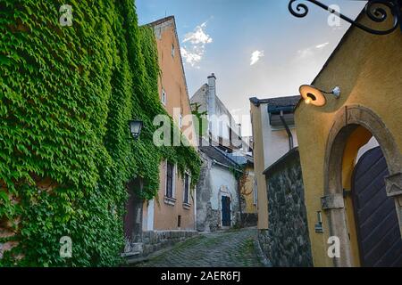 Strada stretta nella città vecchia. Szentendre, Ungheria Foto Stock