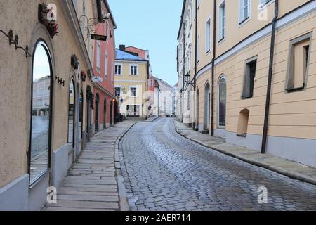 Antico vicolo di ciottoli con colorati edifici del centro storico di Passau, Baviera, Germania. Foto Stock