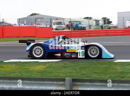 Un blu, 2000, Lola B2K/40 a competere in Aston Martin per il Trofeo Endurance Masters leggende sul 2019 Silverstone Classic Foto Stock