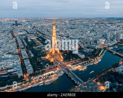 La torre Eiffel di notte a Parigi, Francia