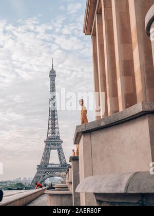 Torre Eiffel al mattino presto a Parigi, Francia Foto Stock