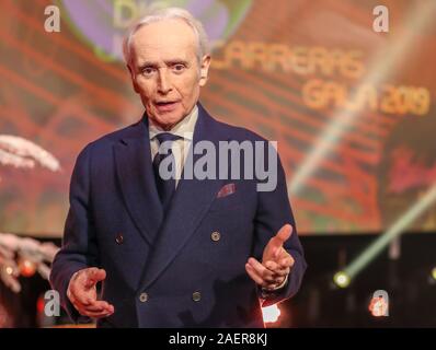 Leipzig, Germania. Decimo Dec, 2019. Star tenor Jose Carreras si distingue per una sessione di foto sul palco per la venticinquesima José Carreras Gala. A spettacolo TV su 12.12. donazioni sono raccolte per il tenore di leucemia Foundation. Secondo la Fondazione, più di 1250 ricerche, strutturale e sociale sono stati finanziati progetti con più di 220 milioni di euro negli ultimi venticinque anni. Carreras anche superato la leucemia tre decenni fa. Credito: Jan Woitas/dpa-Zentralbild/dpa/Alamy Live News Foto Stock